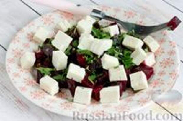 Фото к рецепту: Салат из свёклы с брынзой и зеленью
