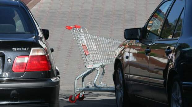 Вологжанка отсудила у «Макси» 118 000 рублей за поврежденный продуктовой тележкой автомобиль