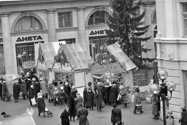 Как выглядели советские магазины перед Новым Годом