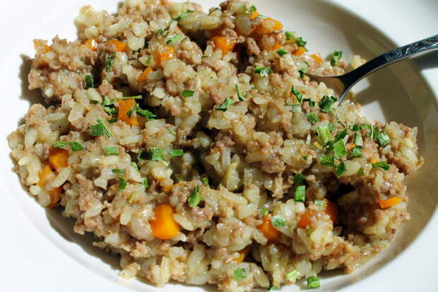 Можно заменить фарш любым мясом кусочками, получится то же самое. Такая каша улетает со стола молниеносно. 