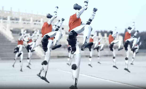 Под небом Пекина: полсотни роботов устроили шоу боевых искусств у Храма Неба