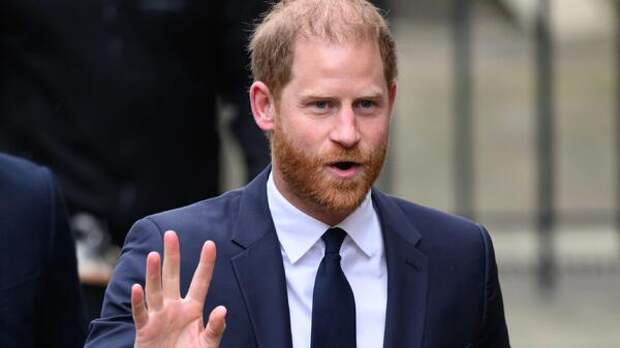 Не пожелал увидеться с сыном: король Карл намеренно покинул Лондон в преддверии приезда принца Гарри