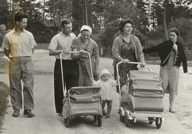 Юрий Гагарин с родственниками, 1960-е гг. Юрий Гагарин с родственниками, 1960-е гг.