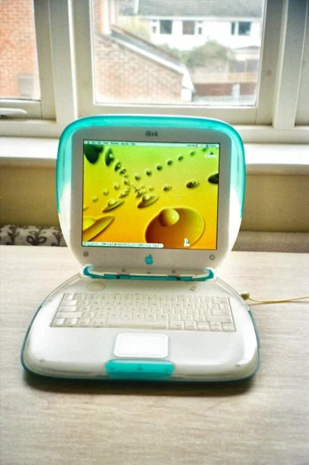 iBook G3 — представитель ретро серии портативных компьютеров Apple