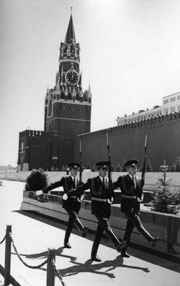 Смена Караула у Мавзолея. Автор Василий Егоров, 1979