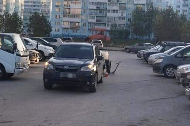 В Новосибирске автомобиль сбил маленького ребенка на самокате