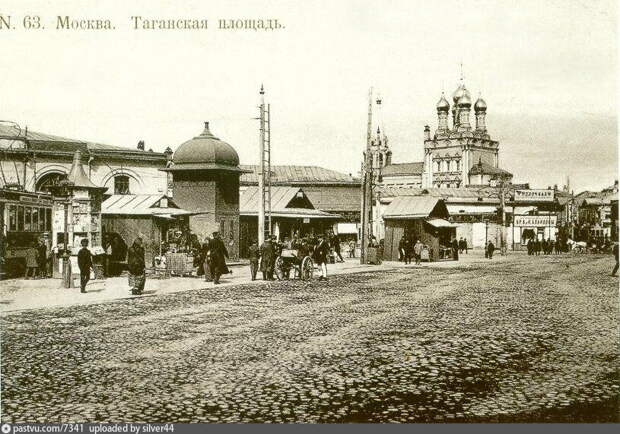 Таганская площадь. Слева на фото видны торговые ряды Бове, 1910-1915. С сайта www.pastvu.com.
