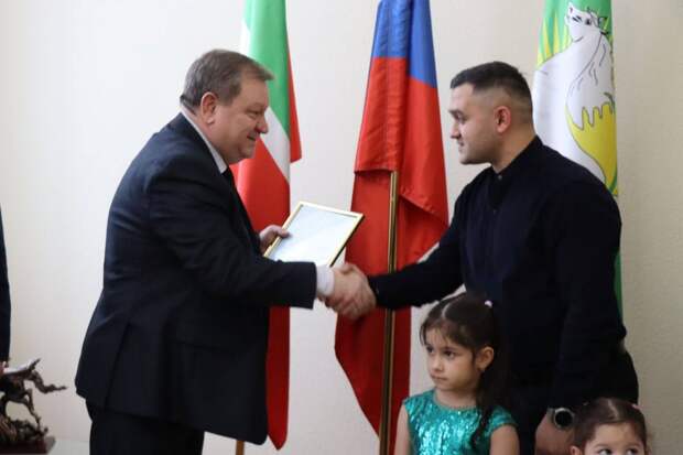 Опять квартиру выдали таджику. Мэр пост удалил, а потом сделал заявление. Может, правда, таким надо давать?