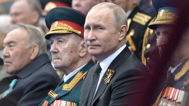 Путин в ходе выступления на военном параде в Москве объявил минуту молчания