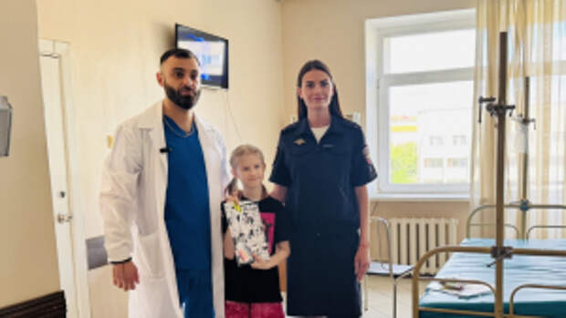 Сотрудники Госавтоинспекции Курганской области поздравили с Днём семьи, любви и верности пациентов центра восстановительной травматологии и ортопедии имени академика Г.А. Илизарова