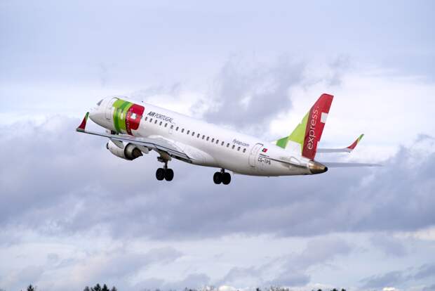 Самолет со 103 пассажирами на борту подал сигнал бедствия и закружил над аэропортом