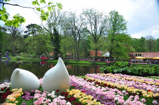 Кёкенхоф также располагает крупнейшим парком скульптур в Нидерландах