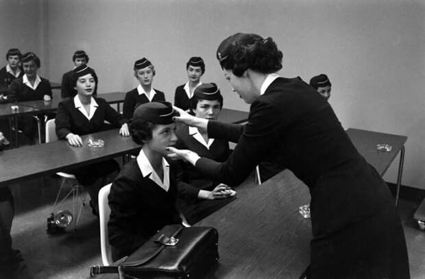 Занятия в школе стюардесс в Форт-Уэрт. Учимся правильно держать голову. Техас. США. 1958 г.