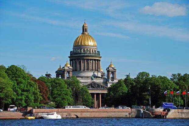 Исаакиевский собор - одно из самых высоких зданий в Петербурге