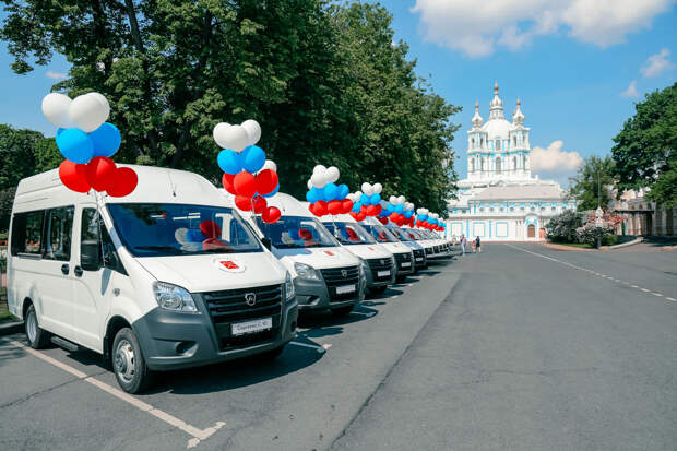 Микроавтобусы в подарок от Петербурга получит 41 многодетная семья