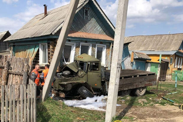 В Челябинской области грузовик слетел с дороги и врезался в два жилых дома