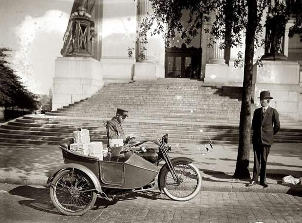 Почтальон на мотоцикле с коляской занимается доставкой почты (Вашингтон, 1924 год) авто, мото, мотоцикл, мотоциклы, олдтаймер, ретро техника, ретро фото, фото