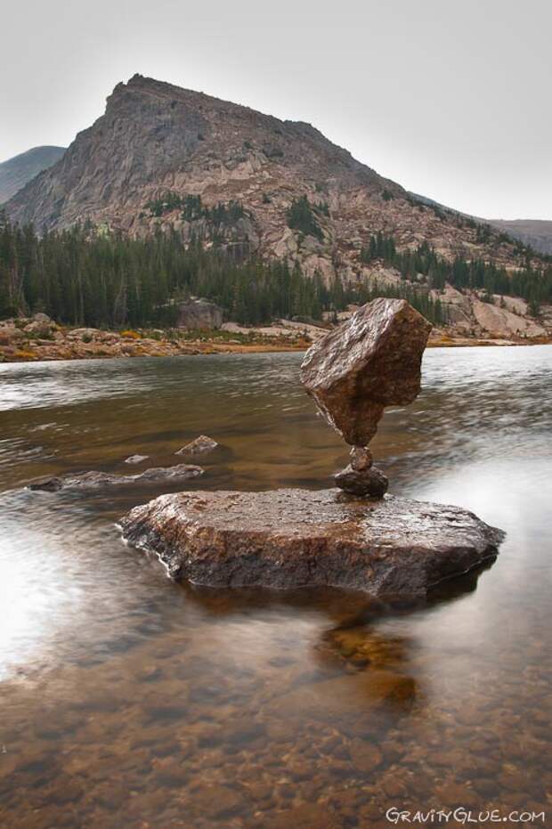 Фото балансирующих камней Майкла Граба