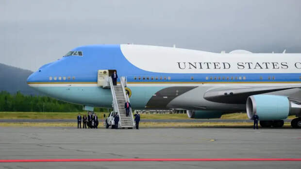 «Удар по репутации»: самолет Трамп развернули над Атлантикой из-за неисправности