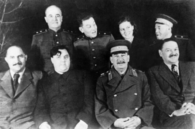 Советские партийные деятели Лазарь Каганович, Георгий Маленков, Иосиф Сталин, Андрей Жданов (слева направо в первом ряду) на даче И. Сталина в Кунцево, 1947 год
