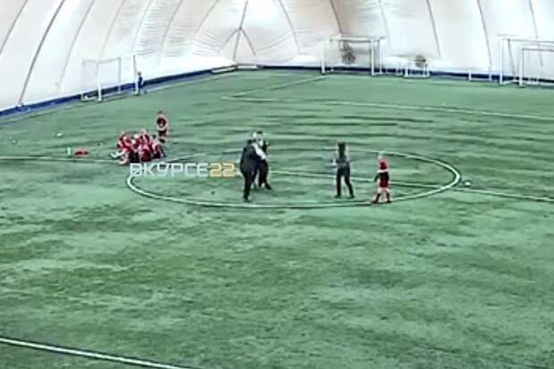 Тренер подрался с родителями футболистов на тренировке в Барнауле