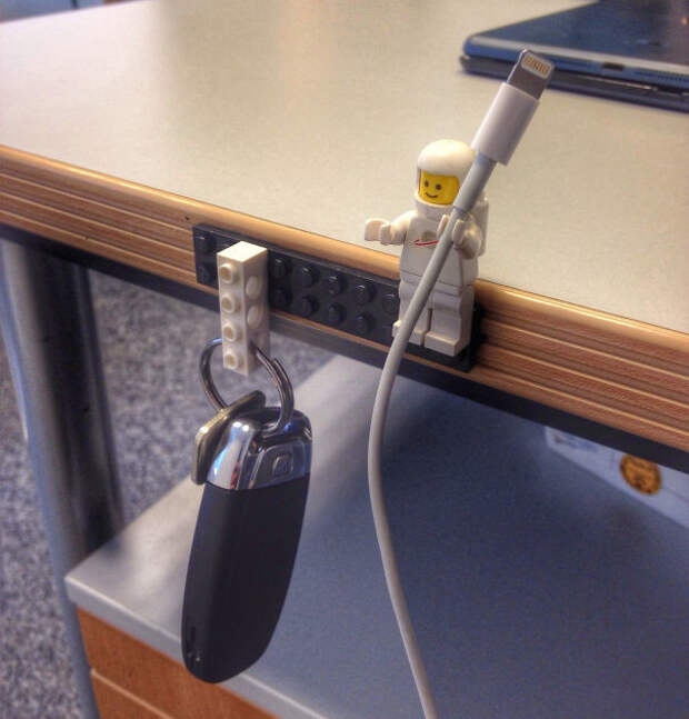 Детали конструктора LEGO станут отличными держателями для кабеля или ключей отходы в доходы, советы, хозяйство