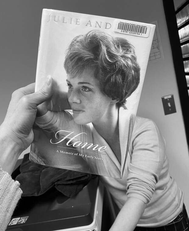 Люди подставляют лица к обложкам книг: челлендж #Bookface