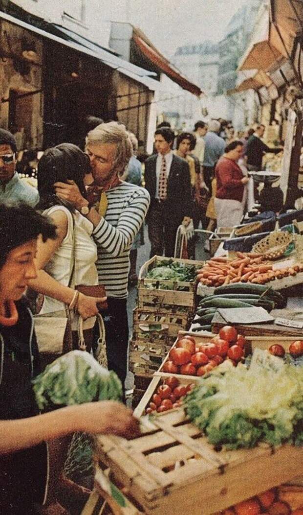 Молодые любовники в Париже, 1972. National Geographic.
