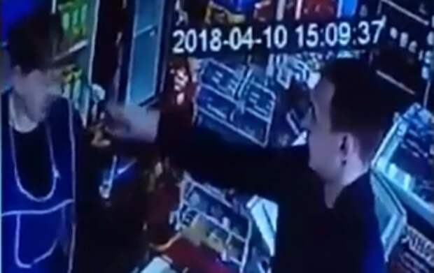 В Зауралье нетрезвый мужчина выплеснул йод в лицо продавцу (ВИДЕО)