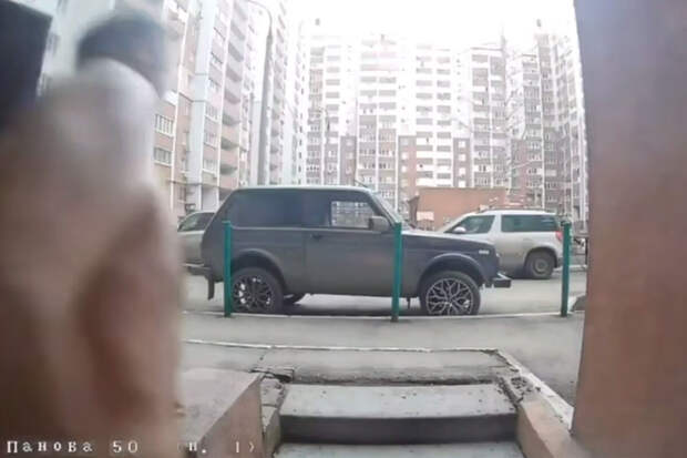 В Самаре мужчина без одежды выбежал из подъезда и бродил по округе