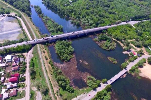 Автомобильный мост черех реку Урал. Мост между Европой и Азией.