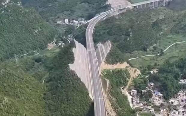 В Китае взорвали гору для прокладки шоссе