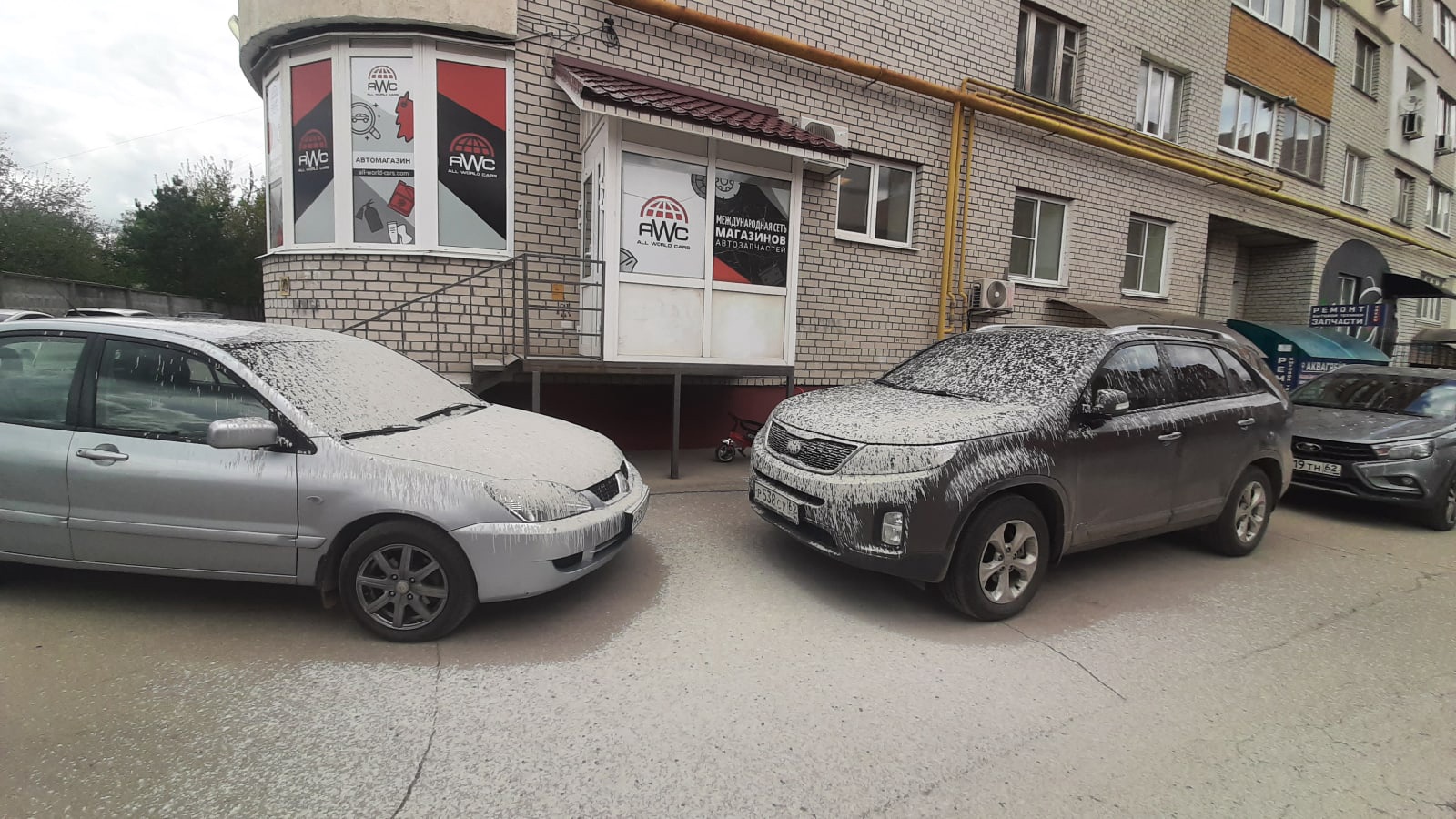 В Рязани на припаркованные машины выкинули строительную смесь