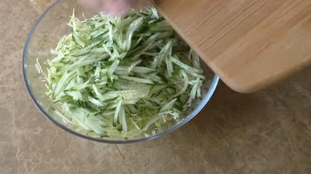 3 новых салата из огурцов Салат, Приготовление, Другая кухня, Вкусно, Рецепт, Видео, Длиннопост, Огурцы, Кулинария
