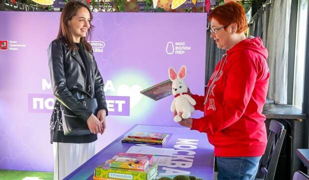 Игрушки, книги, сладости: что приносят в пункты «Москва помогает» на площадках «Пасхального дара»