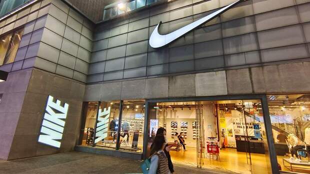 Nike добилась права продавать в ФРГ модели брюк с тремя полосками