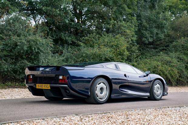 Один из самых красивых автомобилей Jaguar XJ220 1993 года