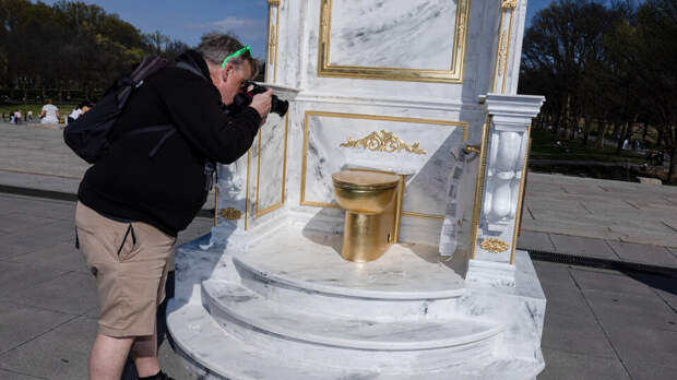 WP: трон с золотым унитазом установили в центре Вашингтона для Трампа