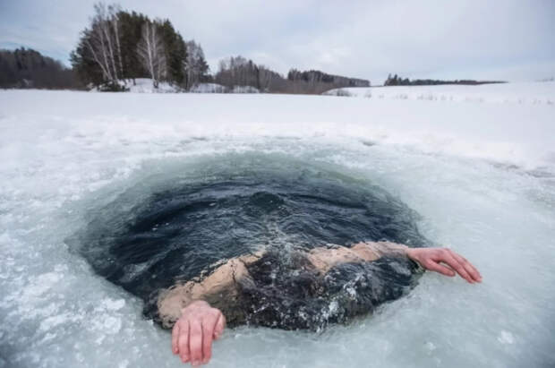 Врач Кондрахин назвал русской рулеткой купание в проруби