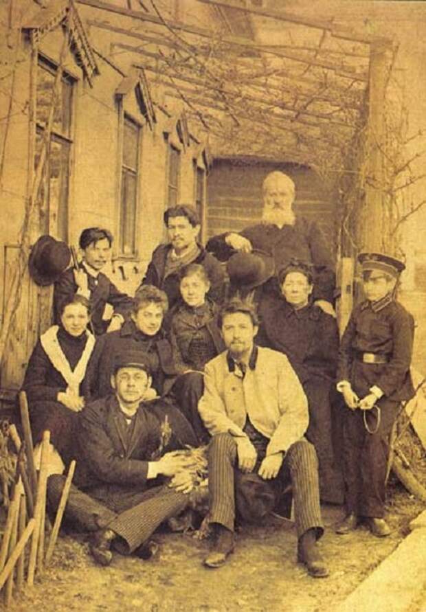 Мелихово 1892 год. Лика - вторая слева во втором ряду