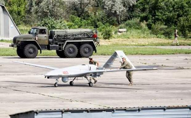 На фото: турецкий боевой беспилотный аппарат "Байрактар ​​ТБ2" на аэродроме Кульбакино