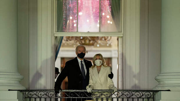 Президент США Джо Байден и первая леди Джилл Байден смотрят фейерверк с балкона Белого дома