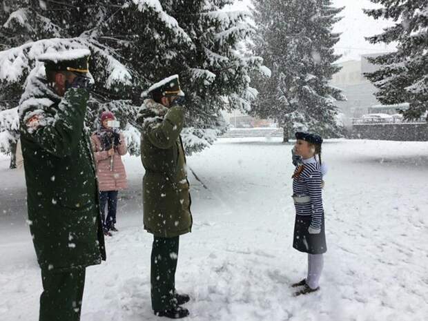 Спирт и витамины получили дети, маршировавшие в летней форме по снегу ynews, Смотр, новости, отряд, снег, школьники