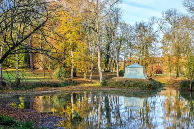 Некогда прекрасный пруд посреди сада и Остров счастья. Некогда прекрасный пруд посреди сада и Остров счастья.