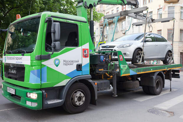 В Москве могут начать эвакуировать машины без номеров с платных парковок.