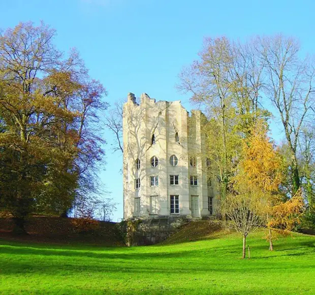 Разрушенная колонна, местами высотой до 25 м, была главной резиденцией Франсуа де Монвиля. Разрушенная колонна, местами высотой до 25 м, была главной резиденцией Франсуа де Монвиля.