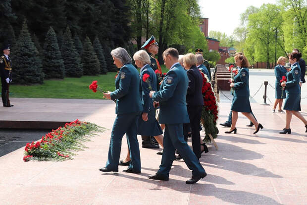 Сотрудники налоговой возложили цветы к Могиле Неизвестного Солдата у стен Кремля. Фото: ФНС РФ