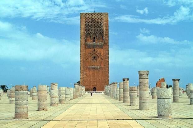 Человека, стоящего у подножия минарета, даже заметить трудно. /Фото: orangesmile.com
