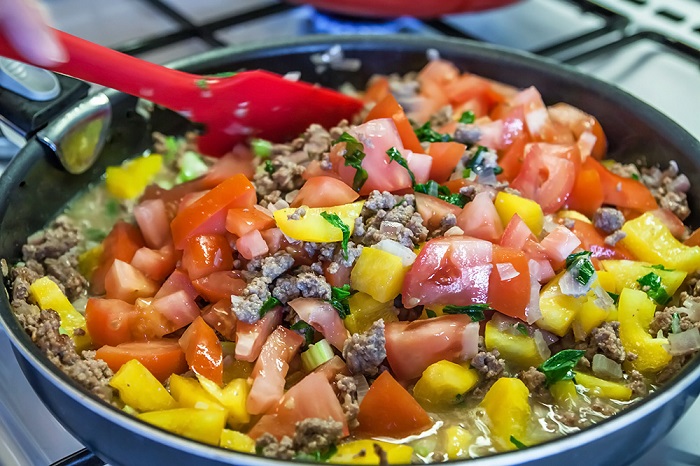 Сковороду нельзя заполнять доверху разными продуктами. / Фото: goodfon.ru Сковороду нельзя заполнять доверху разными продуктами. / Фото: goodfon.ru