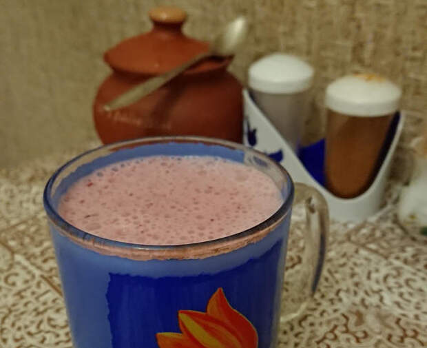 Кефир с ягодой